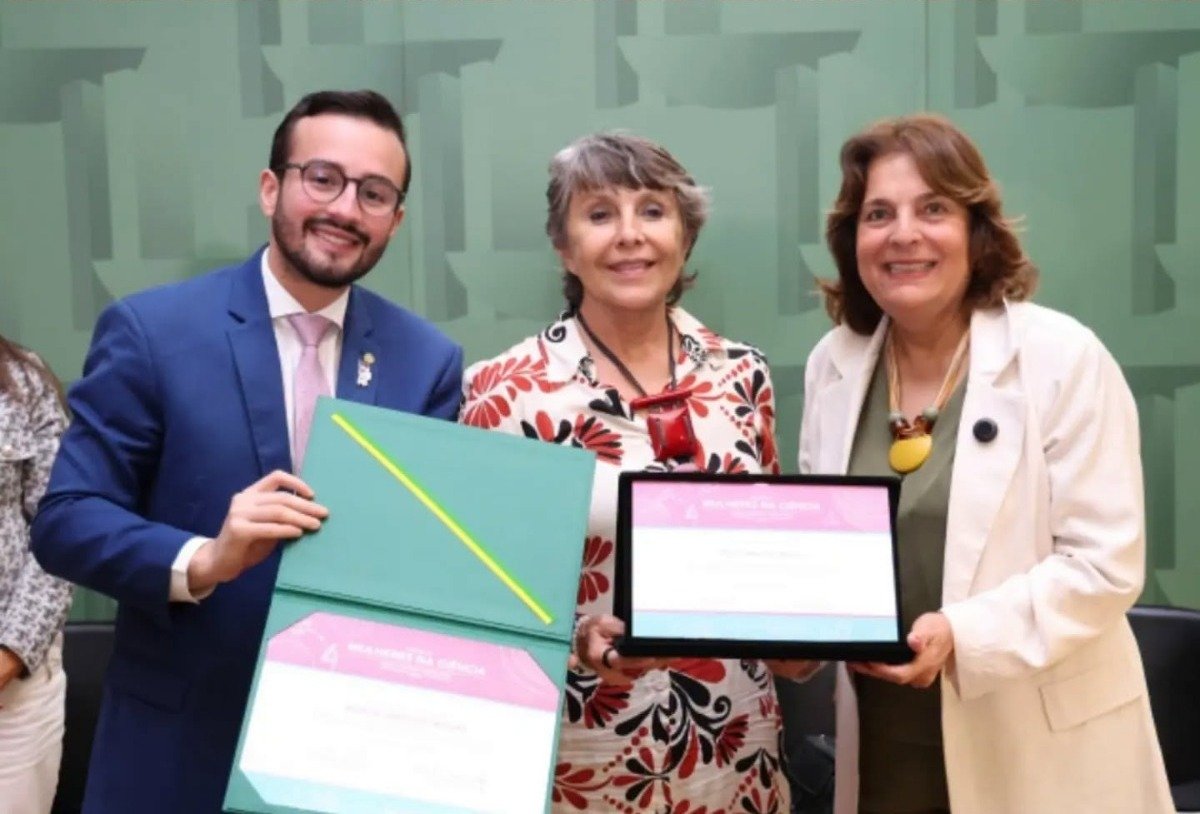 Márcia Abrahão é agraciada com Prêmio Mulheres na Ciência da Câmara Federal