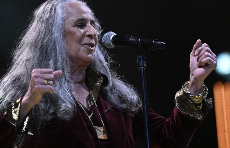 Maria Bethânia chega aos 80 anos como referência da música brasileira