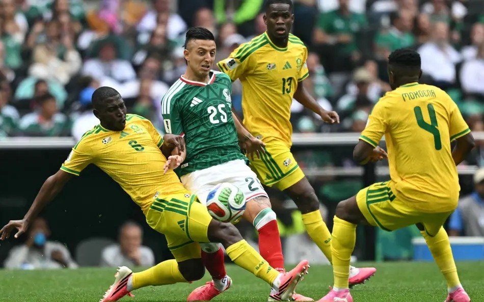 México vence África do Sul por 2 a 0 na abertura da Copa