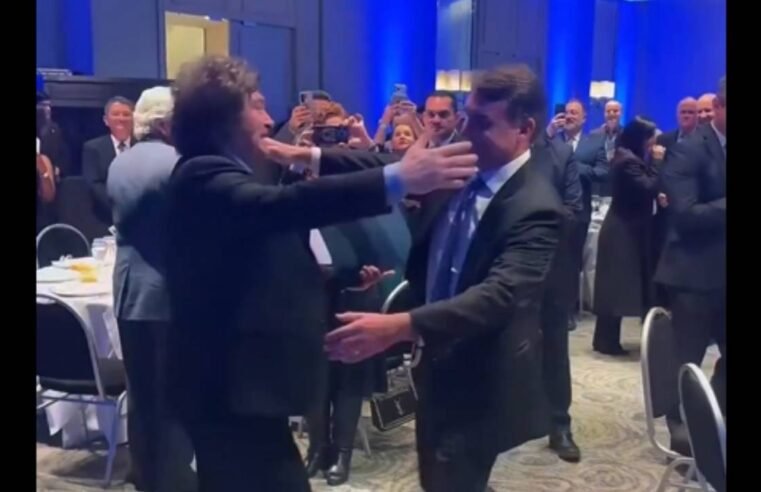 Milei incentiva Flávio a levar ‘onda azul’ ao Brasil, derrotando Lula