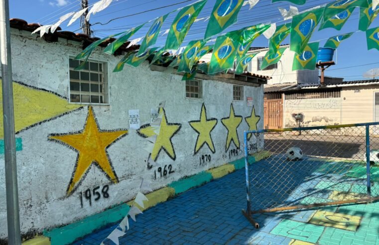 Moradores do Cruzeiro transformam beco em cenário para celebrar a Copa do Mundo e torcer pelo Brasil