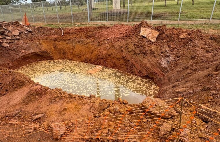 Moradores relatam transtornos após abertura de buraco em obra de Vicente Pires e cobram solução rápida