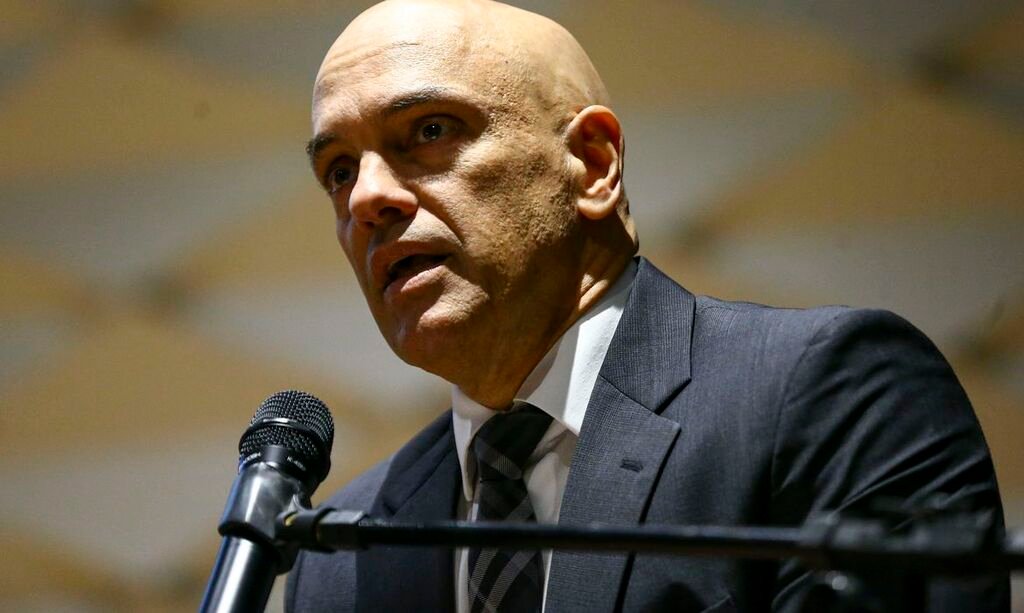 Moraes autoriza Bolsonaro a depor sobre arma apreendida