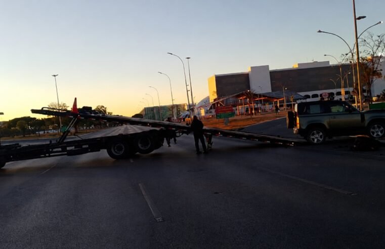 Motorista embriagada bate Land Rover e derruba poste na área central de Brasília