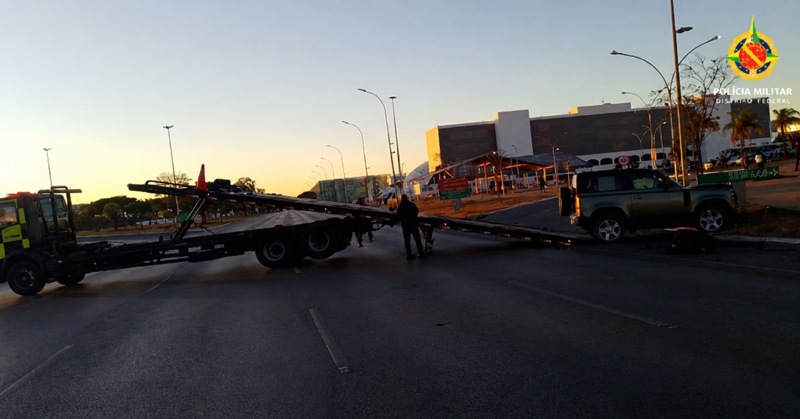 Motorista embriagada bate Land Rover e derruba poste na área central de Brasília
