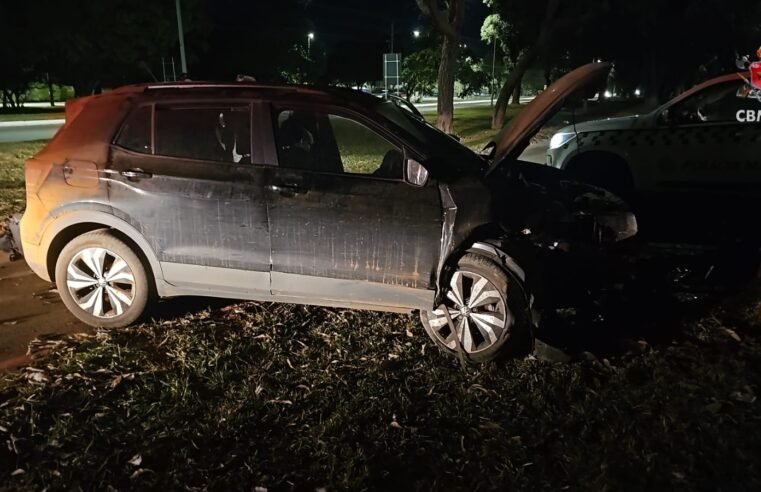 Motorista sai ileso após carro colidir contra árvore no Lago Sul