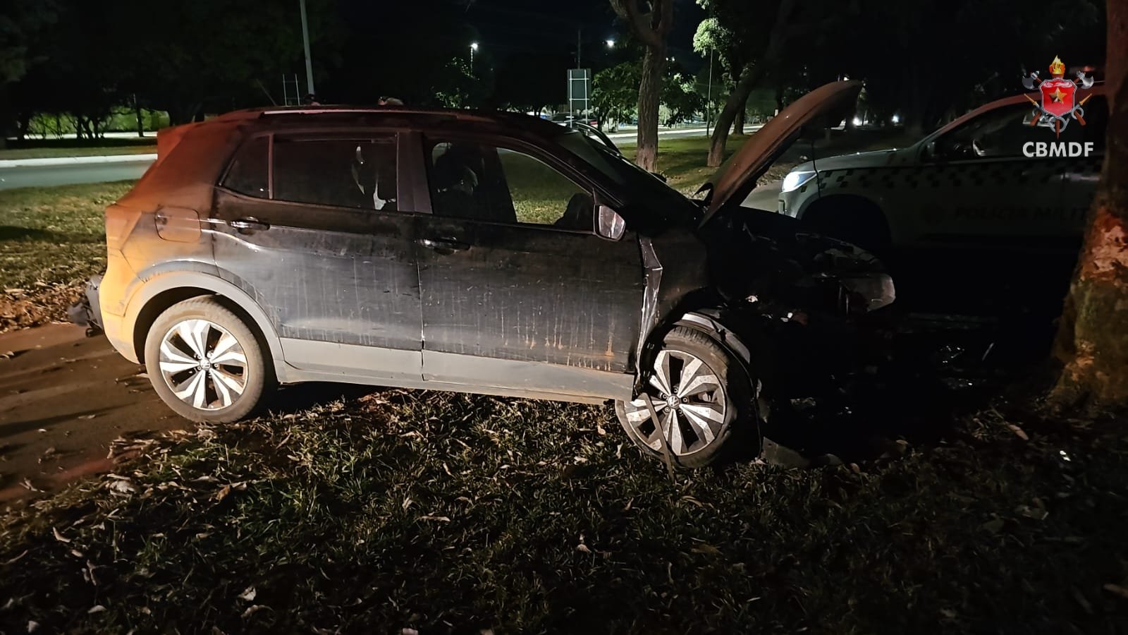 Motorista sai ileso após carro colidir contra árvore no Lago Sul