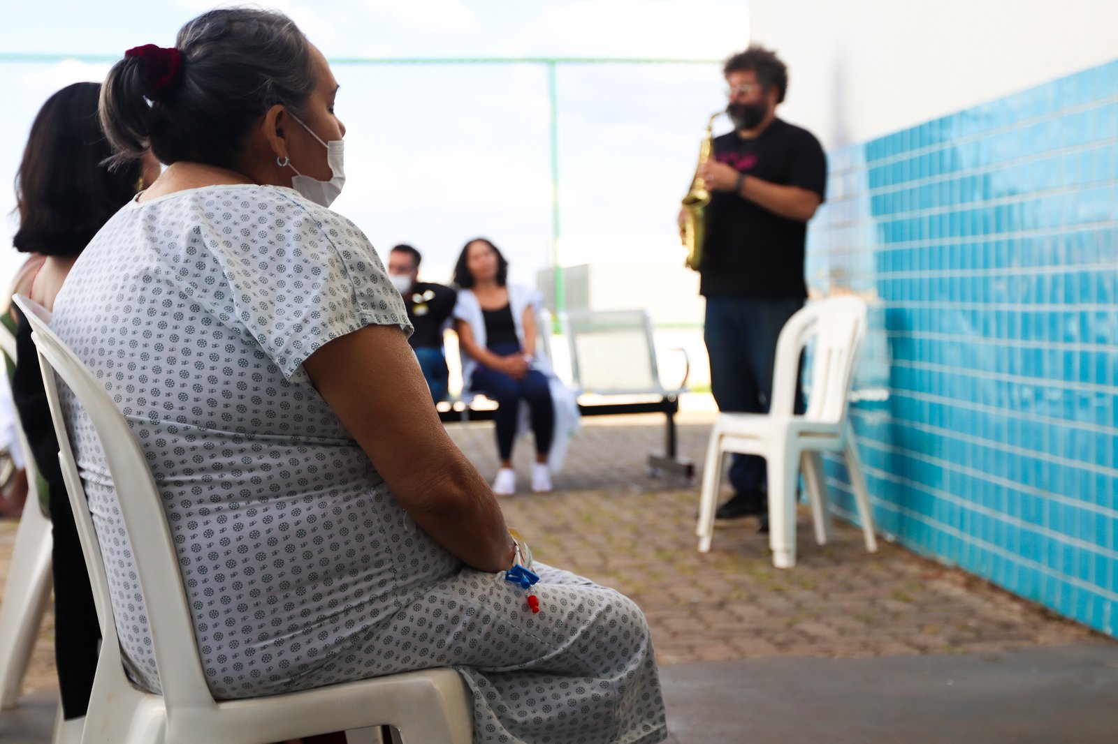 Música leva acolhimento a pacientes na UPA do Paranoá