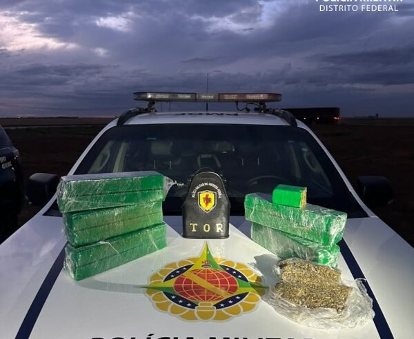 Nervosismo em abordagem leva PM a descobrir carga de drogas em mala na DF-120