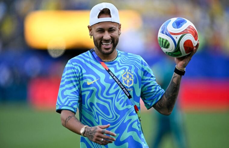 Neymar é festejado pelos companheiros após primeiro treino com a Seleção na Copa