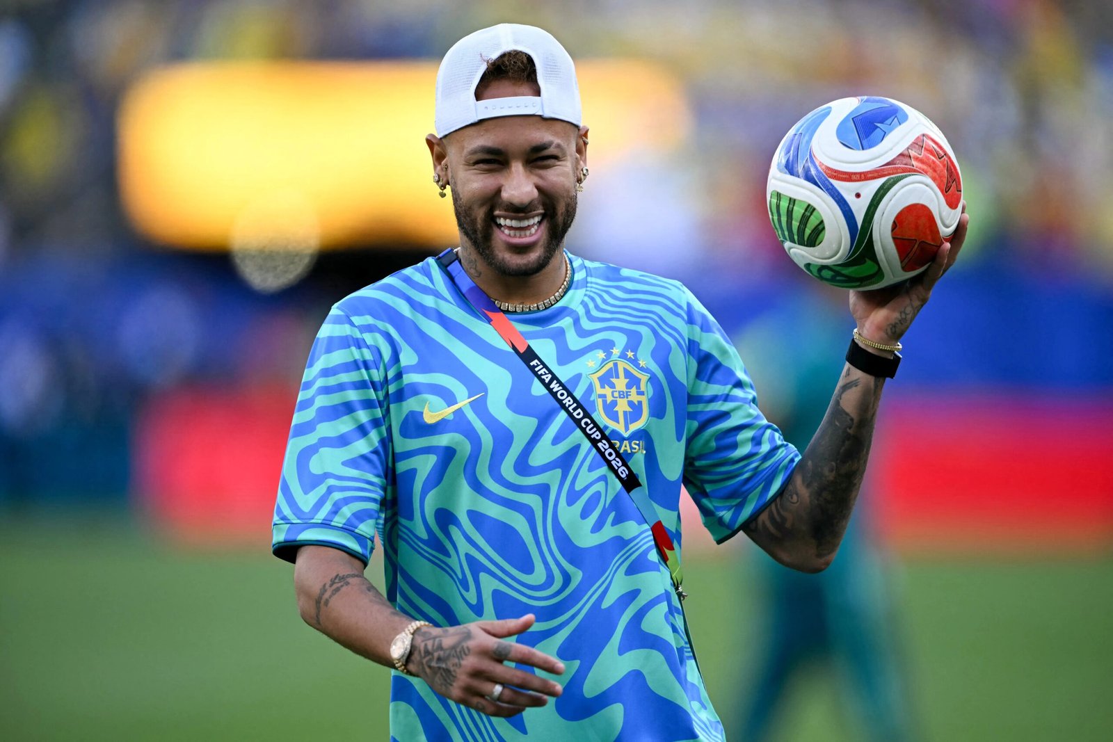 Neymar é festejado pelos companheiros após primeiro treino com a Seleção na Copa