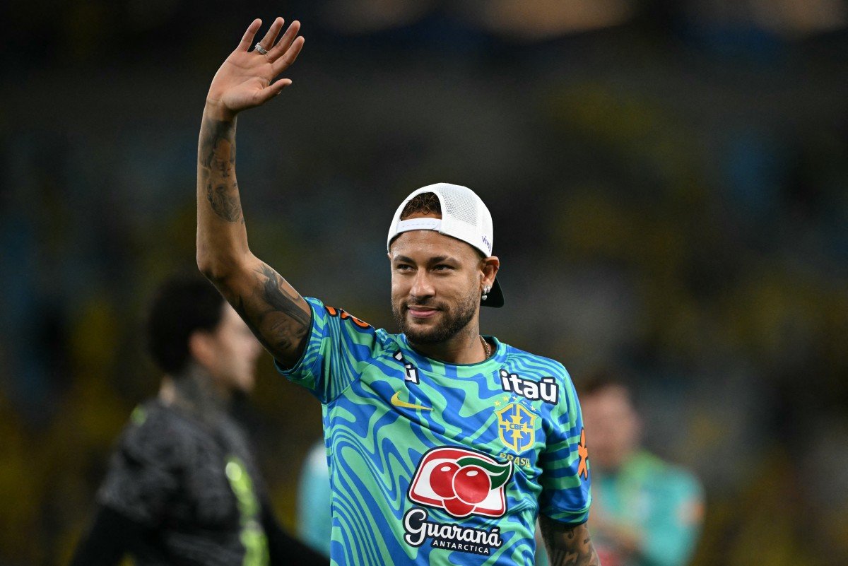 Neymar fará exame para voltar a campo semana que vem, diz Ancelotti