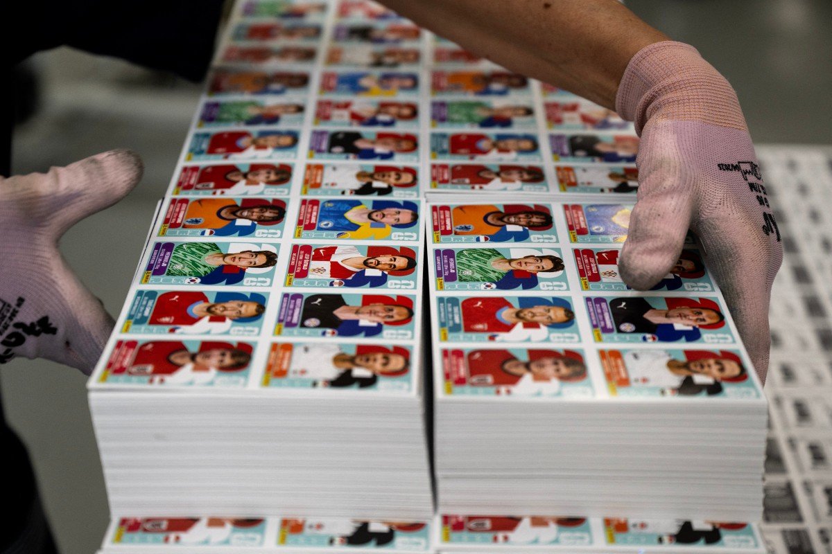 Onde descartar o papel em que a figurinha da Copa vem colada?