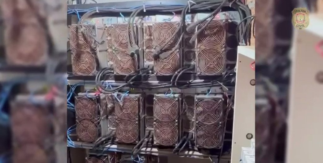Operação da PCDF apreende 90 máquinas de criptomoedas ligadas a furto de energia no Jardim Botânico