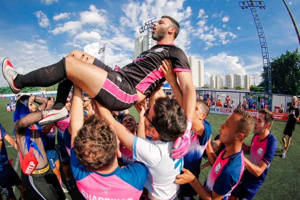 Orgulho LGBT: Equipe de futebol marcada pela diversidade joga em campos públicos no DF