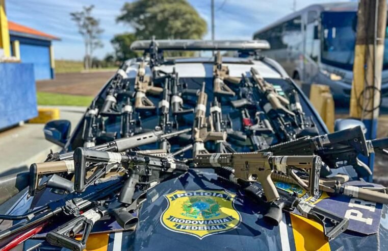 PRF apreende 26 fuzis durante abordagem a caminhão no Paraná