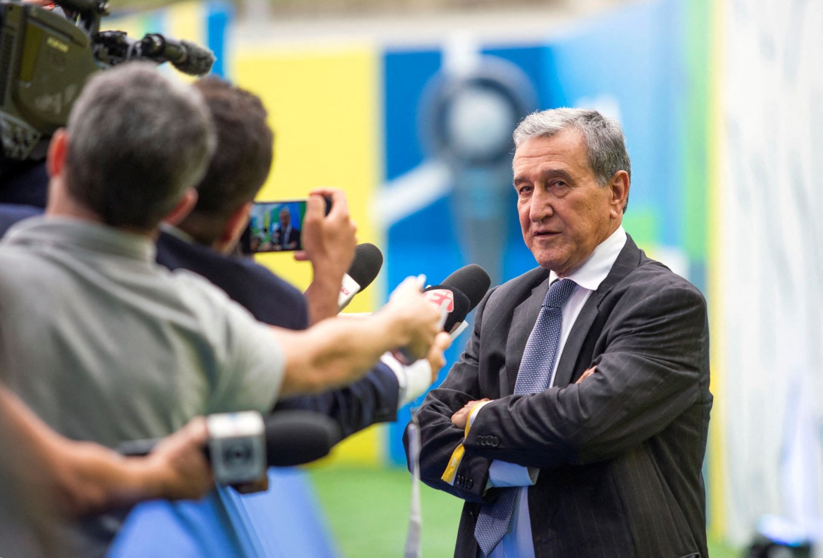 Parreira melhora, mas segue internado na UTI