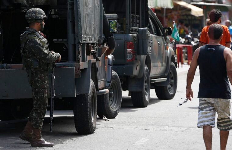 Polícia faz ação para cumprir 56 mandados de prisão na Maré, no Rio
