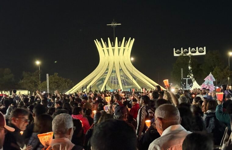 Procissão na Esplanada reúne milhares de fieis para o Dia de Corpus Christi