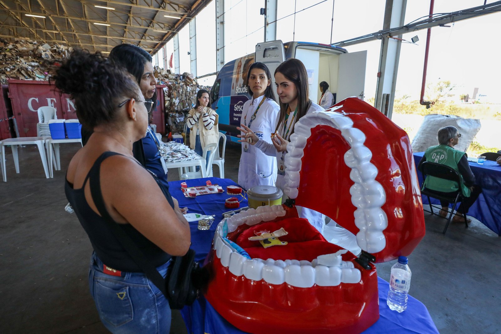 Programa do GDF leva dia de beleza à mulheres catadoras