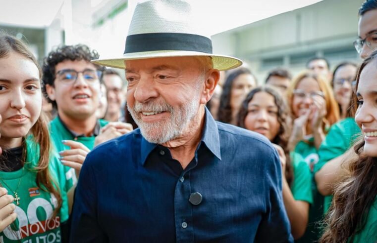 “Quem tinha que aumentar a taxa seríamos nós”, diz Lula sobre EUA
