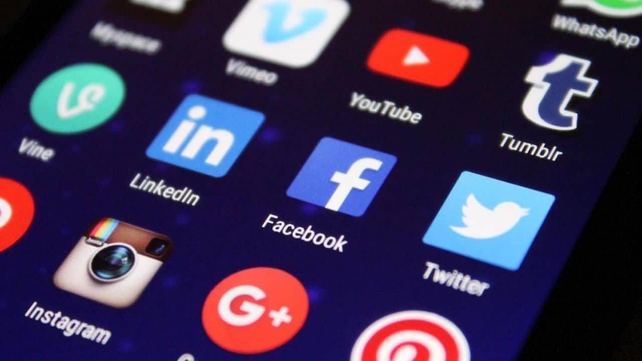 Reino Unido proíbe redes sociais para menores de 16 anos