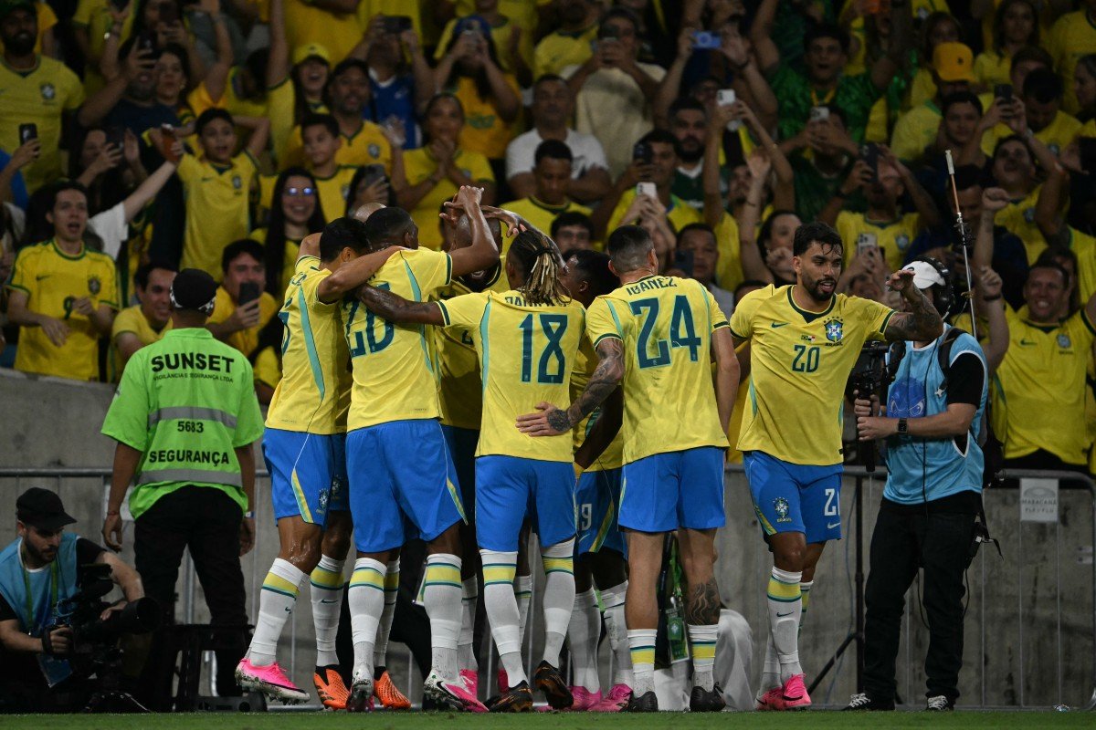 Seleção Brasileira desembarca nos EUA e Ancelotti prevê testes antes da estreia na Copa