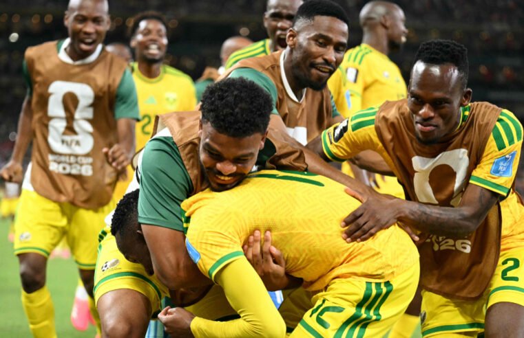 Sul-africanos vão às ruas para celebrar classificação histórica na Copa do Mundo