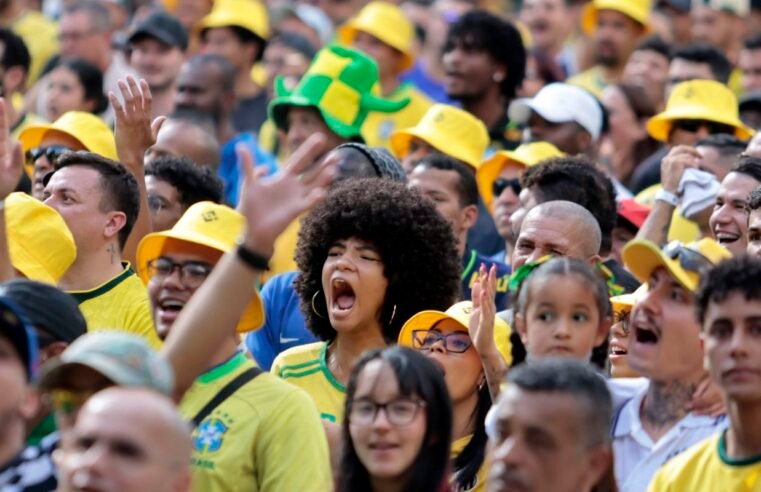 Torcedores se reúnem no centro de SP para assistir ao jogo do Brasil