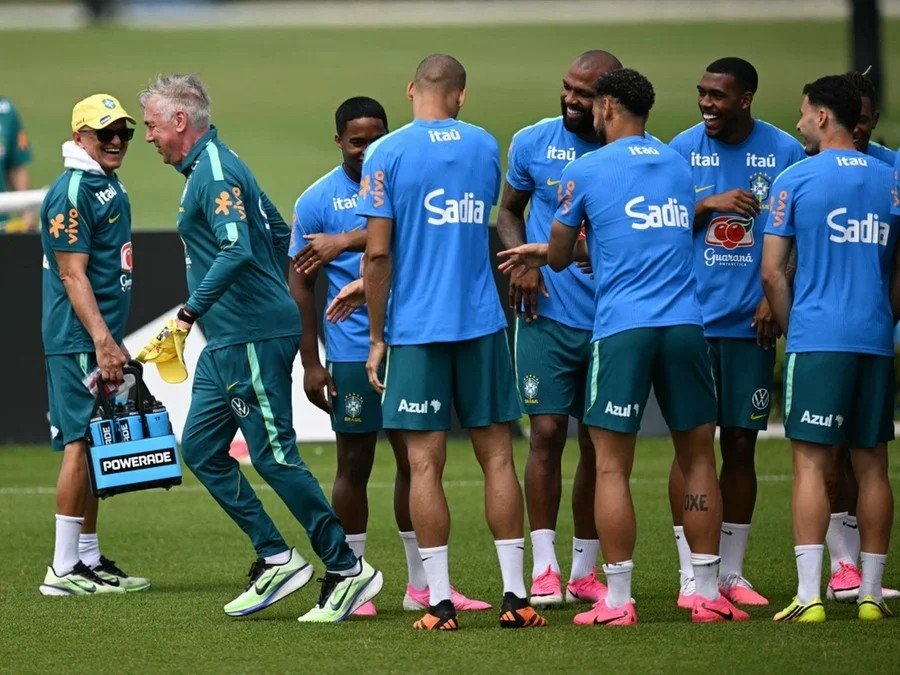 Treino da Seleção Brasileira tem aniversário de Ancelotti e visita de Spike Lee
