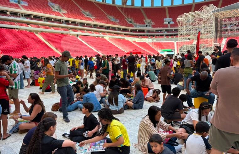 Troca de figurinhas da Copa reúne 5 mil pessoas no gramado da Arena Mané Garrincha