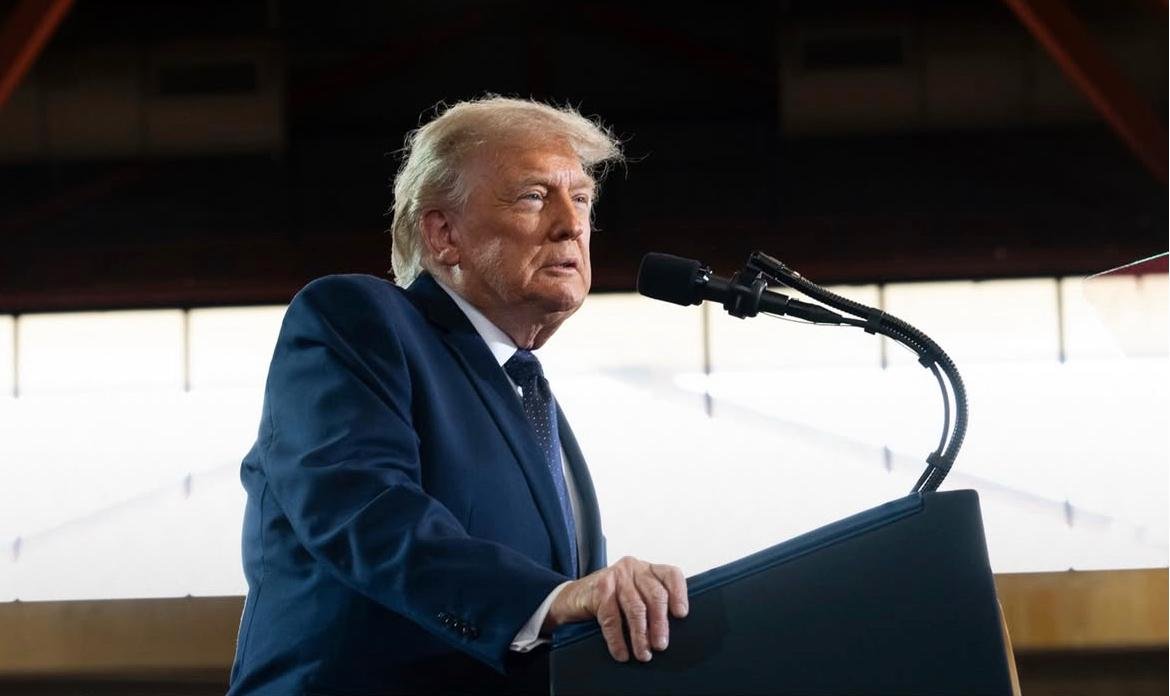 Trump ameaça tarifa de 100% contra países que taxarem big techs