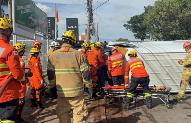 Van capota após atingir poste no SIA e deixa dois feridos