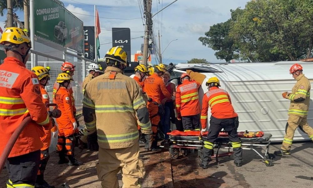 Van capota após atingir poste no SIA e deixa dois feridos