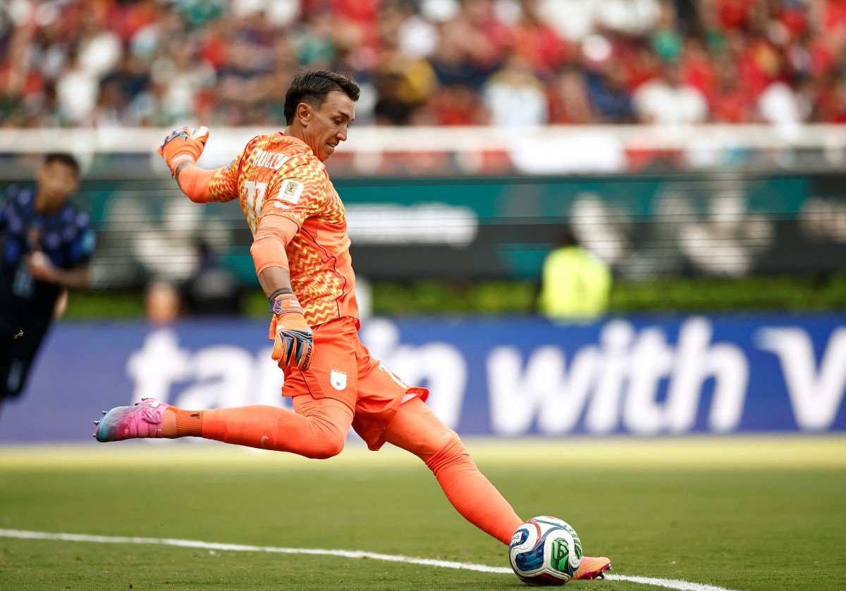 Vilão do Uruguai na Copa, Muslera havia se aposentado da seleção em 2024