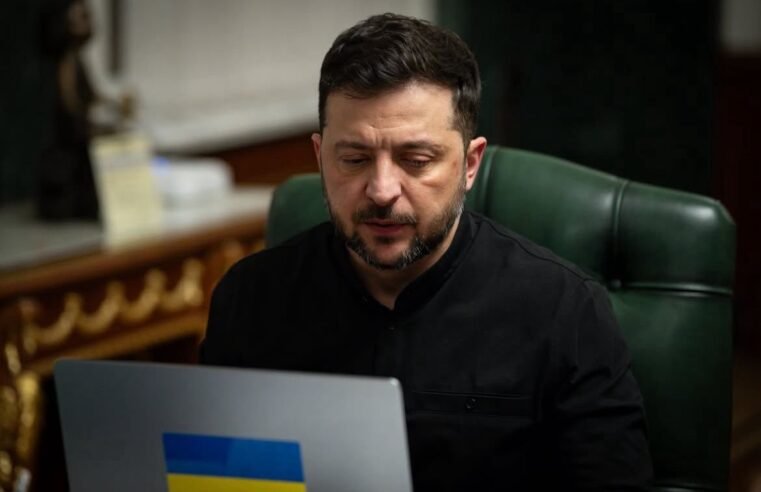 Zelensky cede à pressão e propõe cessar-fogo imediato a Putin
