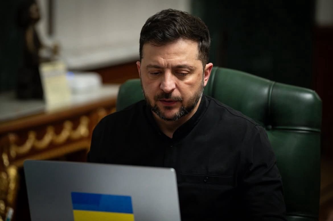 Zelensky cede à pressão e propõe cessar-fogo imediato a Putin
