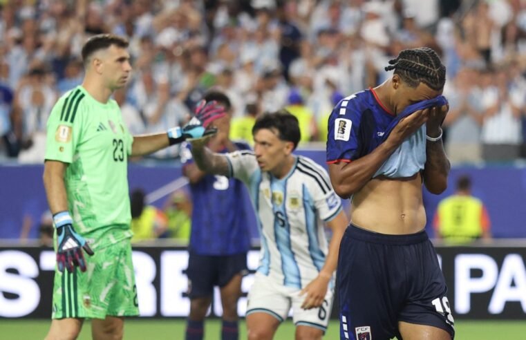 Argentina engasga na Copa, flerta com o vexame, mas é salva por gol contra na prorrogação
