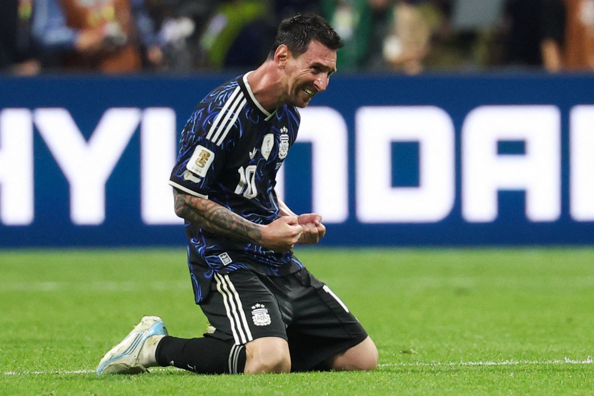 Argentina vence Inglaterra de virada (2-1) e vai enfrentar Espanha na final da Copa do Mundo