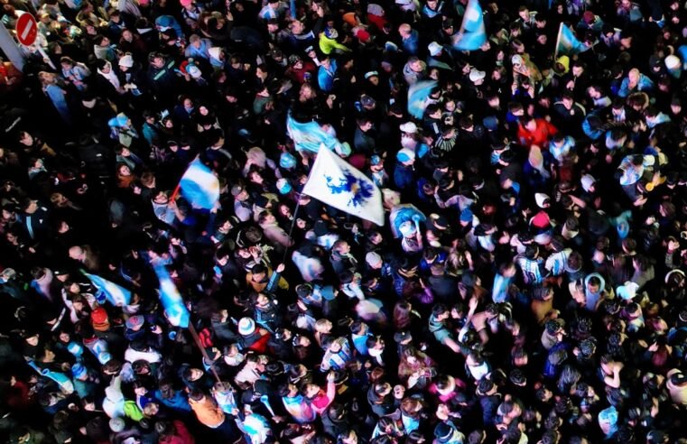 Argentinos lotam as ruas após vitória sobre a Inglaterra em semifinal histórica
