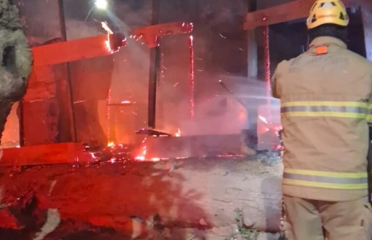 Barraco é destruído por incêndio em ocupação irregular de Vicente Pires