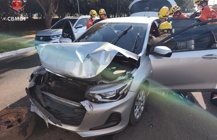 Batida entre veículos causa interdição parcial na Avenida das Nações