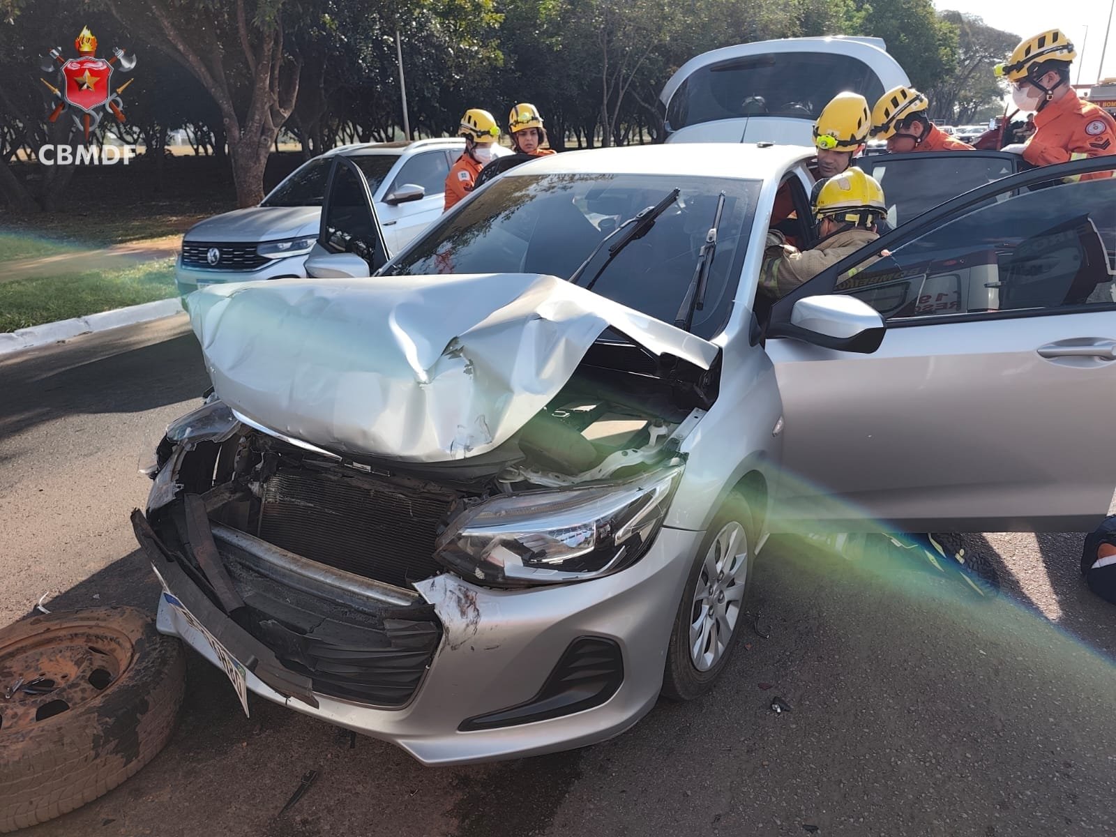 Batida entre veículos causa interdição parcial na Avenida das Nações