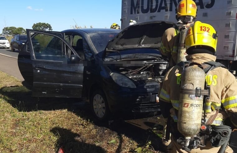 Bombeiros controlam incêndio em carro no Lago Oeste