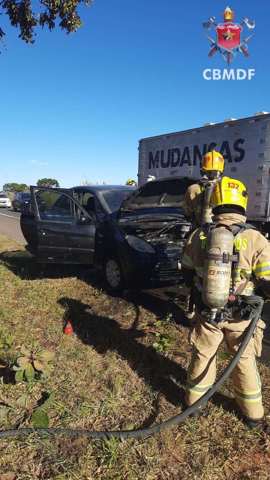 Bombeiros controlam incêndio em carro no Lago Oeste
