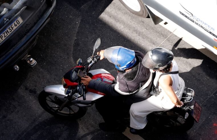 Bombeiros do RJ alertam motociclistas sobre uso dos itens de segurança