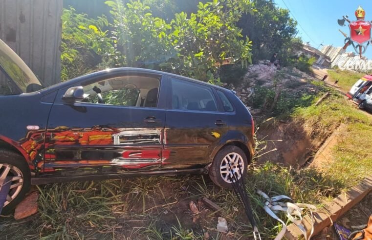 Bombeiros resgatam motorista após carro ficar lateralizado em barranco no DF