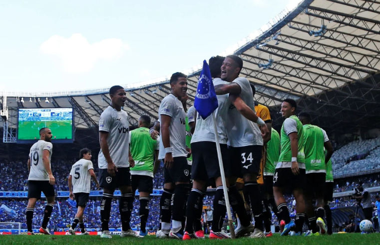 Botafogo vence o Cruzeiro no Mineirão e sobe na tabela do Brasileirão