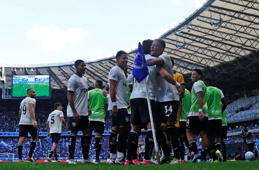 Botafogo vence o Cruzeiro no Mineirão e sobe na tabela do Brasileirão