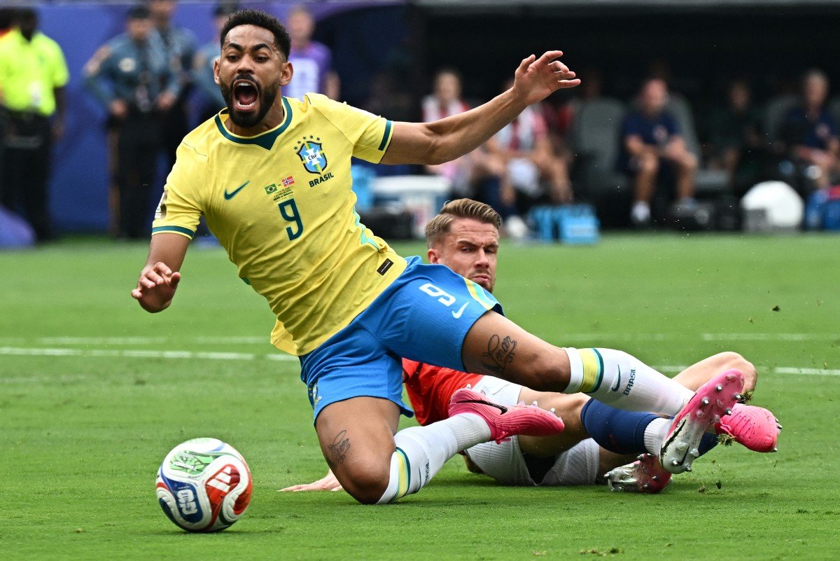 Brasil desperdiça chances, perde para a Noruega e dá adeus à Copa do Mundo